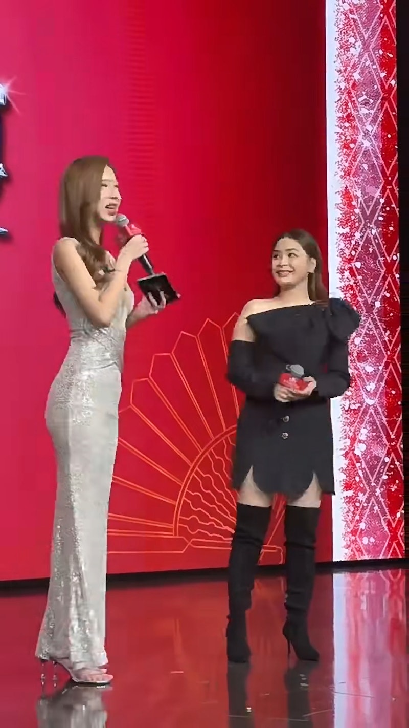 阿娇身旁的女主持人很苗条。