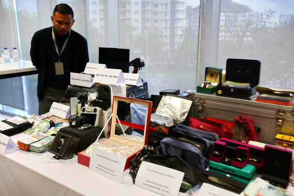 机场放人非法入境案捕60人 包括49移民官员 1警和10中介