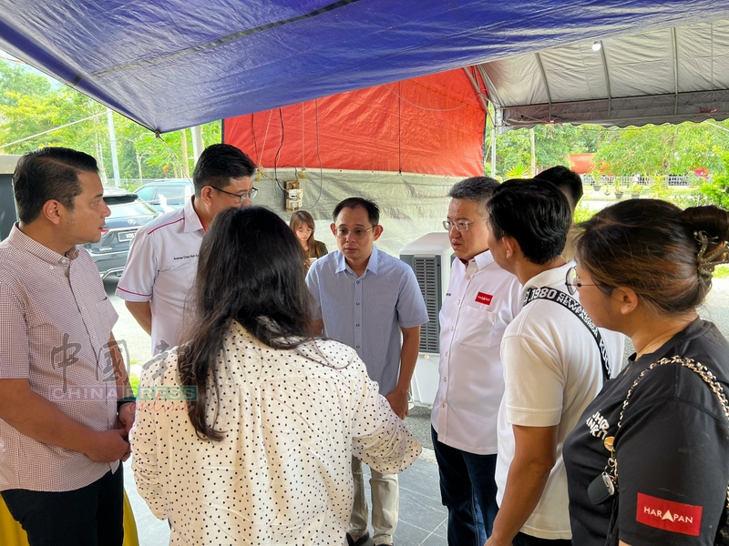 行动党领袖和党员一行人慰问周世权（中）。