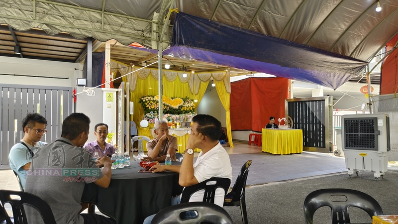 灵堂设在金峦城住家，现场一片悲悸，亲友为早逝的少女感到惋惜。