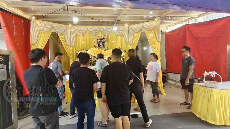 行动党居銮各支部领袖和代表在灵堂上香。