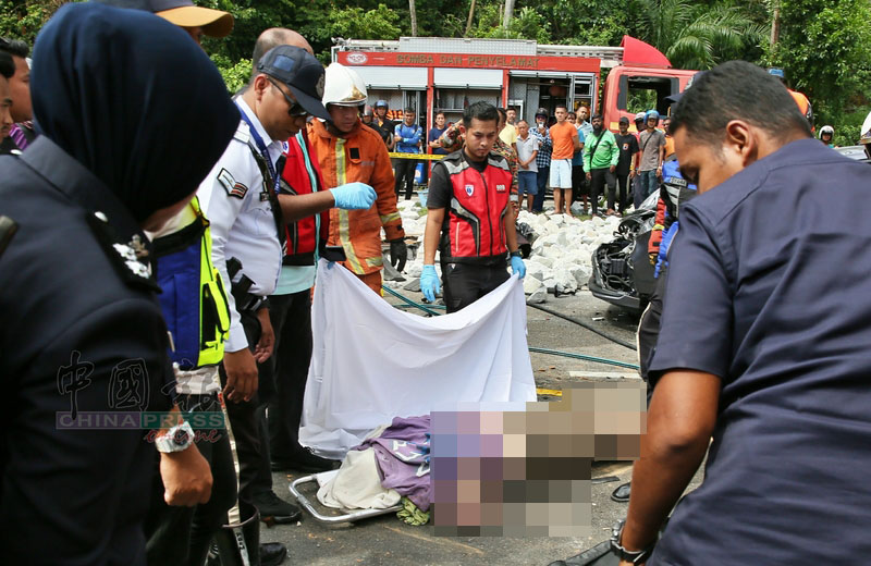 华裔司机证实夹毙 消拯员出动吊车 花2小时才移出遗体