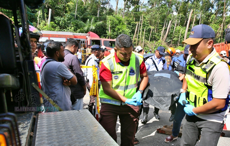 警方把遗体送往端姑惹化医院太平间。
