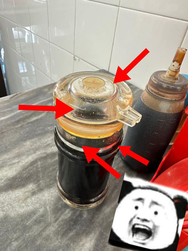 酱油瓶内的白点，都是菌落，也就是“菌的部落”，吃下后可以会拉肚子。