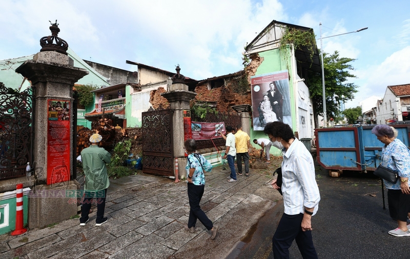 树倒压死2人︱槟城侨生博物馆 隔日照开放 外国游客陆续前往参观