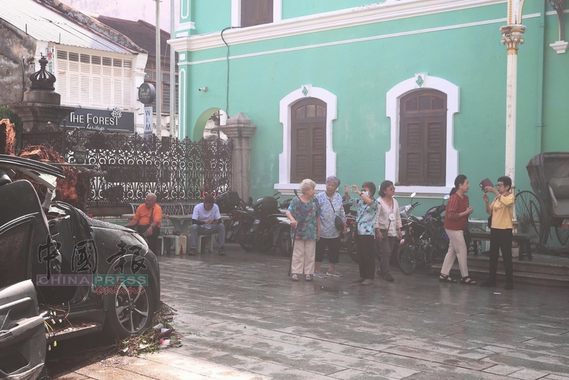 来自泰国的游客，包团前来旅游，前来参观博物馆。