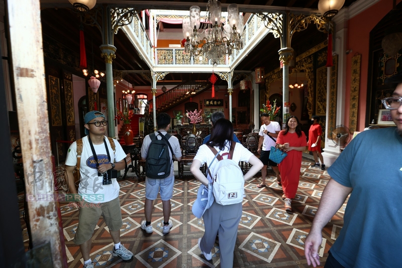 游客进入博物馆内参观。