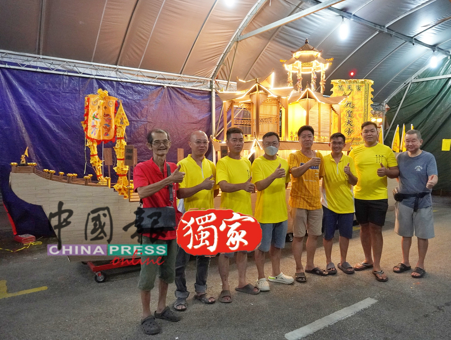 黄章财（左起）、郑永杰、蒋家伟、黄忠胜、陈联金、许伟杨、周永辉、黄学信在皇船前合影。