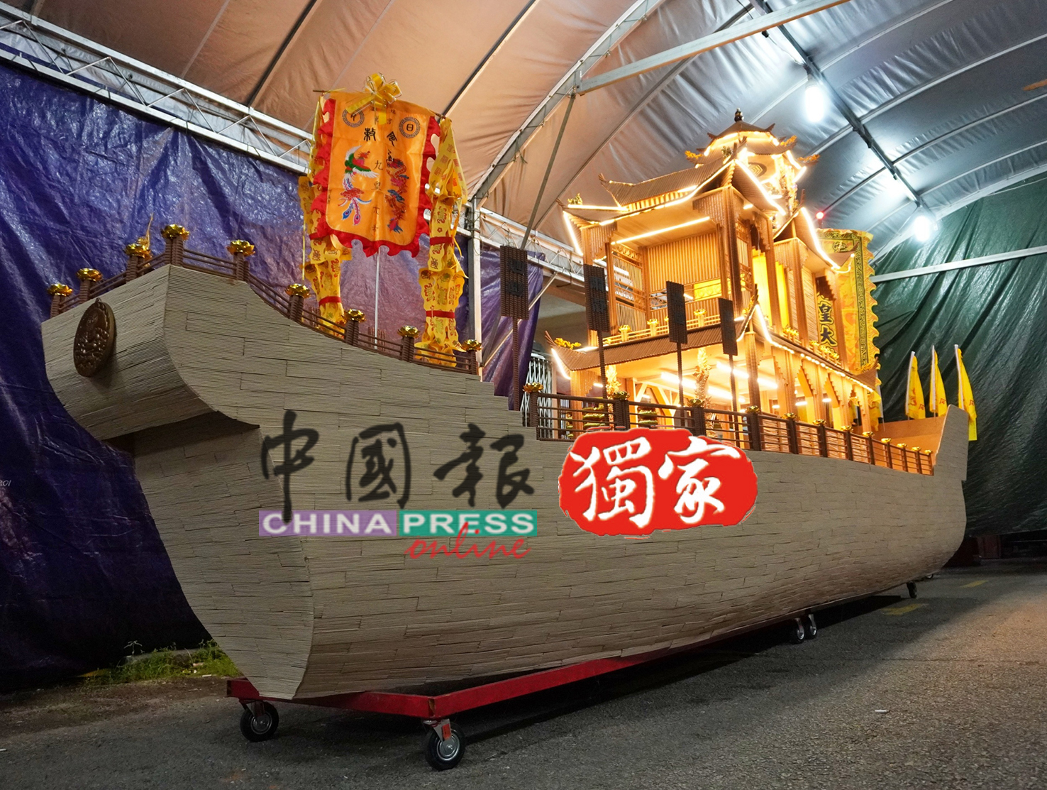 山脚镇梵天宫“万香飘韵”皇船，是以香支为主制作而成。 以香支制作的皇船阁楼和亭子，古色古香，亮灯后更加“吸睛”。