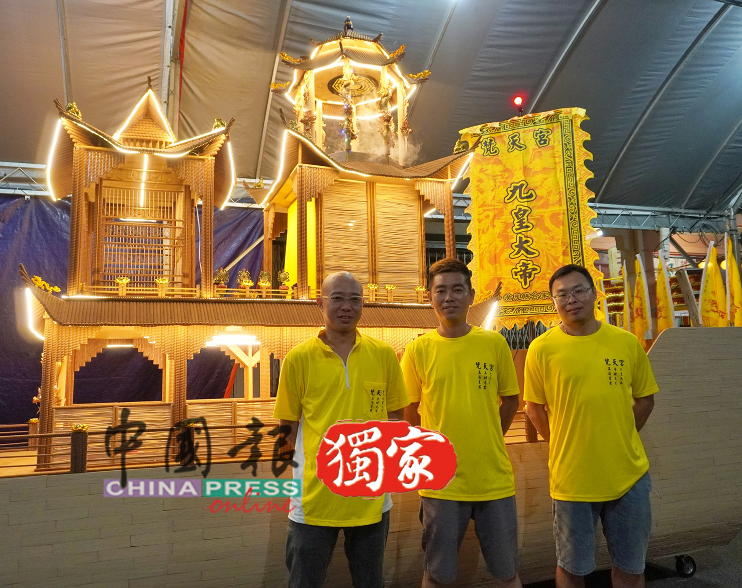 郑永杰（左起）、蒋家伟和黄忠胜携手打造独特的皇船，精巧的手艺叫人赞赏。