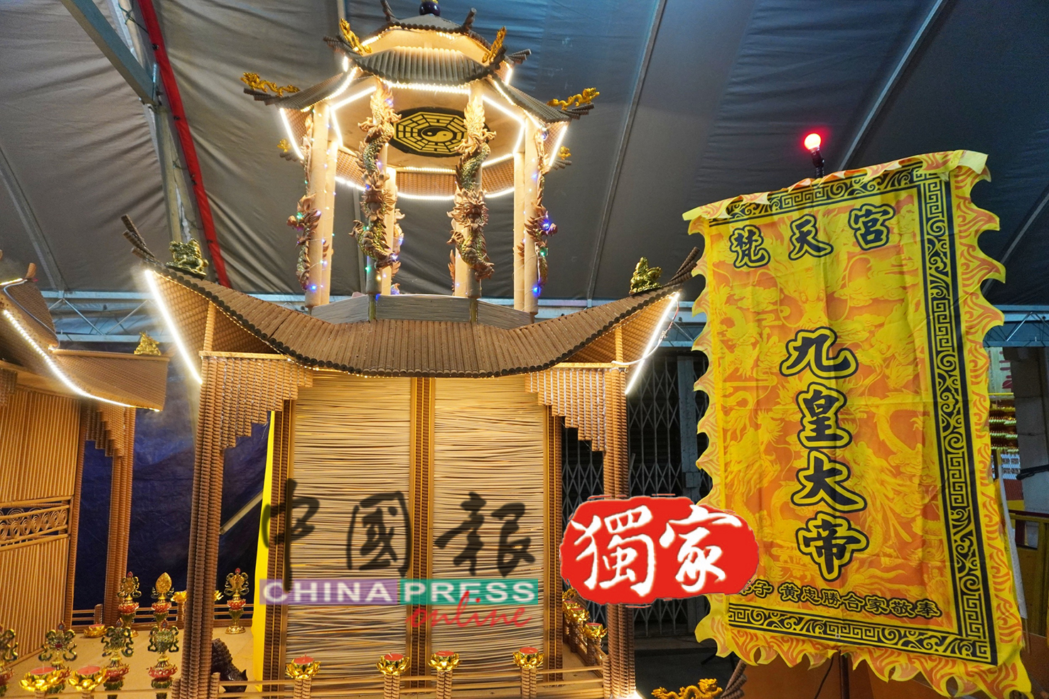 八卦亭和北斗皇宫的设计，除了使用粗细香支，也采用小龙香配搭。