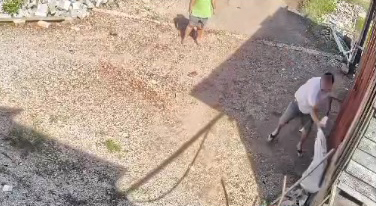 华裔地主随后将袋子狠狠甩向墙壁。