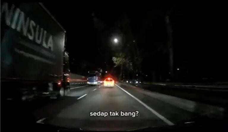 巫裔妇女的丈夫不断对着Axia轿车司机开高灯。