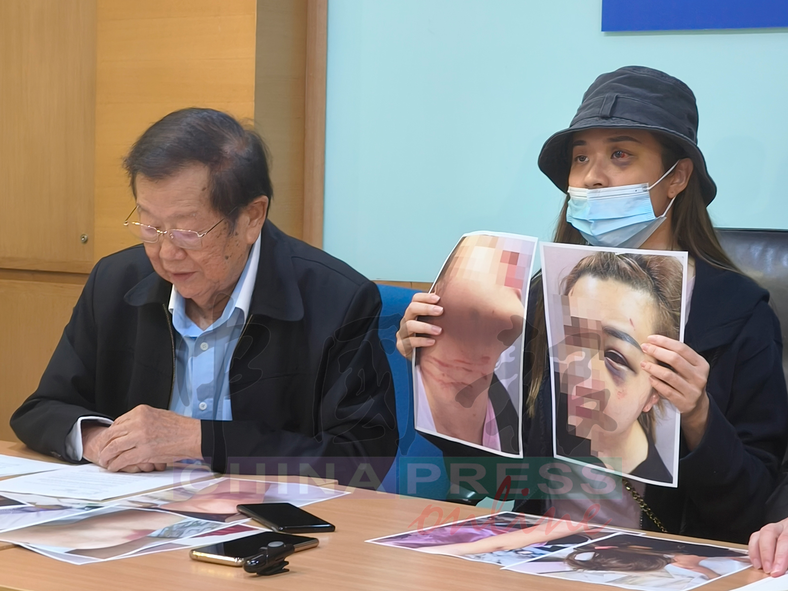 张天赐(左)说,他警告涉案者切勿再骚扰女事主。右为刘小姐。