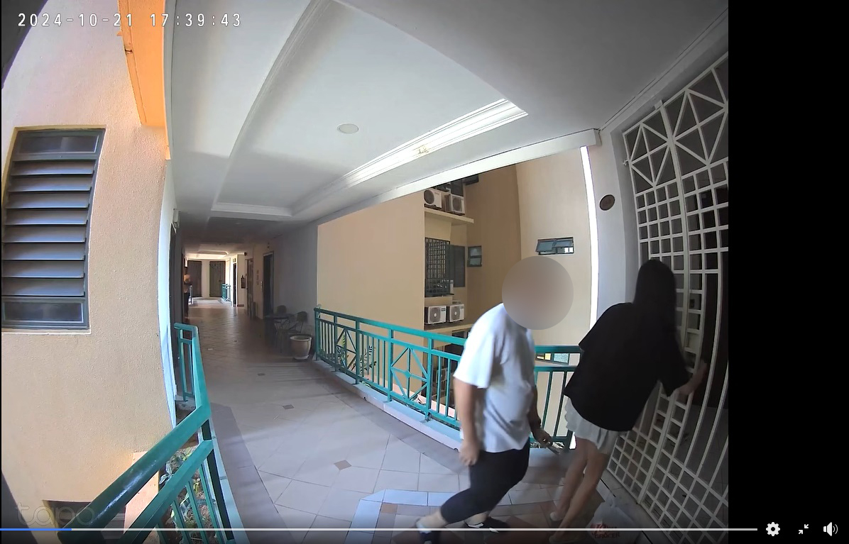 白衣男子对着女子的裙底偷拍。