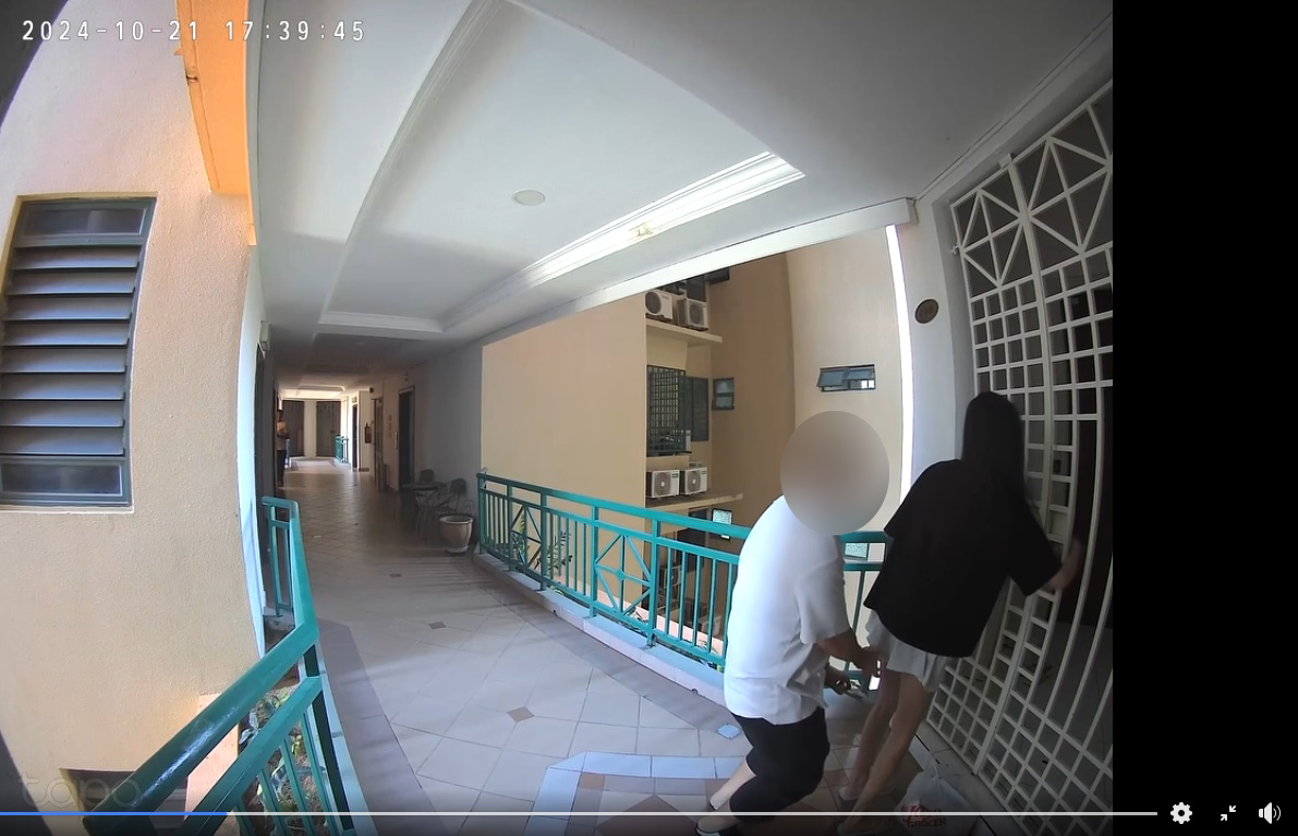 白衣男子企图用手指撩开女子的裙摆。