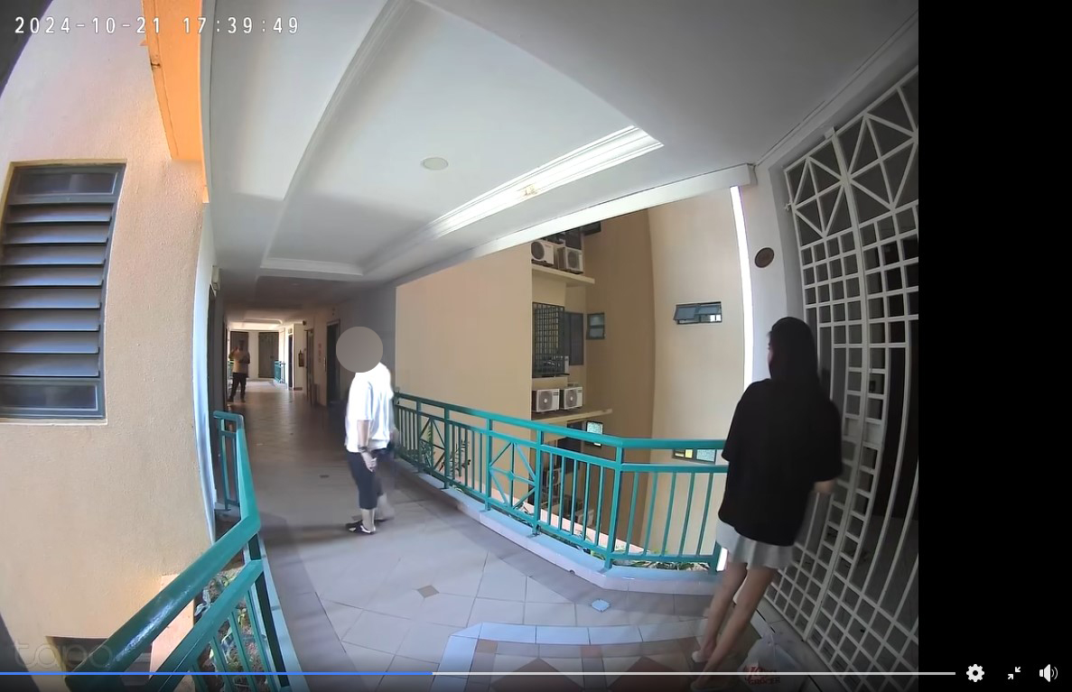 男邻居对着白衣男子大喊,阻止白衣男子的恶劣行为。