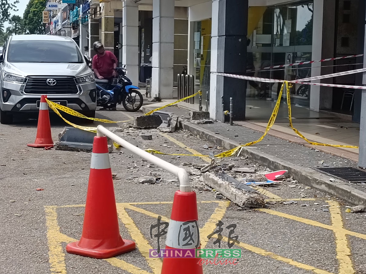 相信业者为配合警方调查，因此现场碎块截至24日尚未被移走。