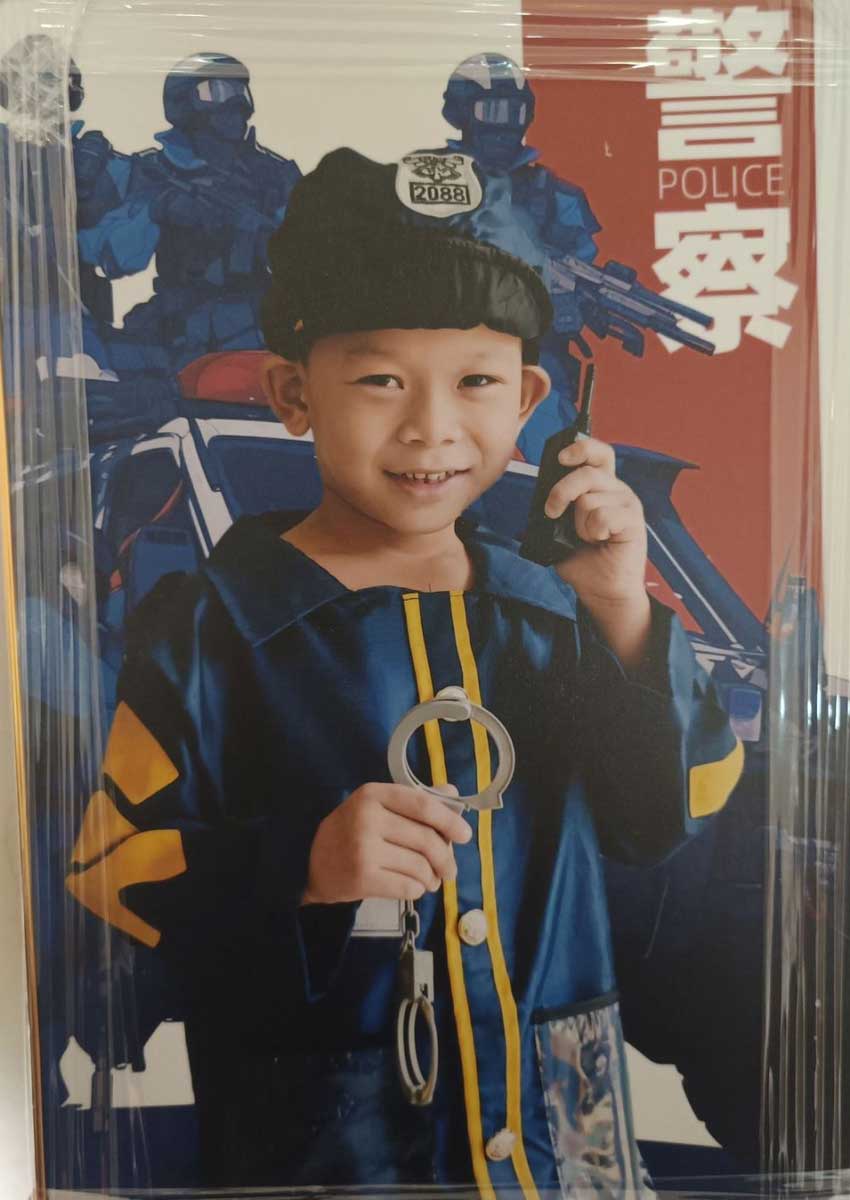 生前爱吃披萨的小纶杰。（图片由受访者提供）