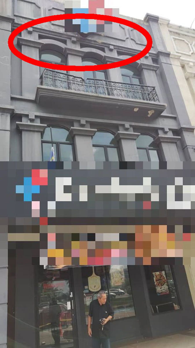 披萨店3楼的建筑碎块掉落，酿成命案。（图片由受访者提供）