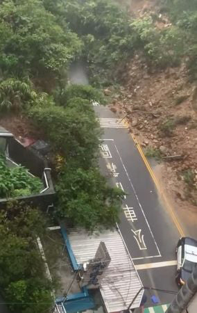 基隆新丰街土石流 多辆汽车摩哆遭掩埋