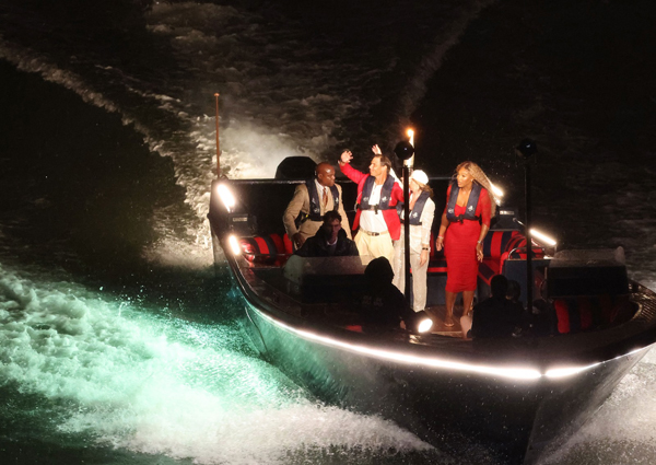 7月26日，纳达尔手持火炬参与巴黎奥运会开幕礼。（新华社）