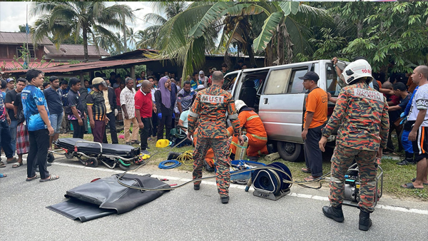 2名男童在车祸后，被夹困在客货车车底，消拯人员受召前来救援。

