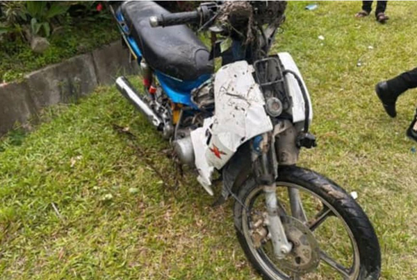 3名男童共乘的摩哆损坏不堪。