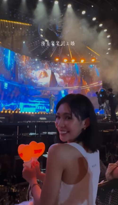 一粒车曝光粉丝在演唱会上的疯狂行径。
