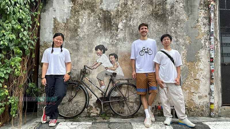 姐弟共骑 追风少年 主角现身 与12年前的自己合照｜附音频