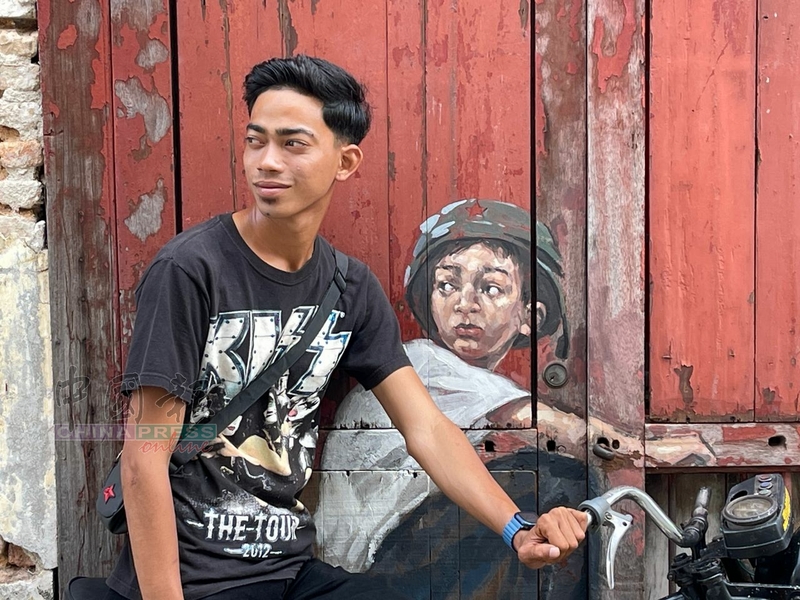 23岁的艾曼是追风少年壁画的主角，当年他年仅11岁。
