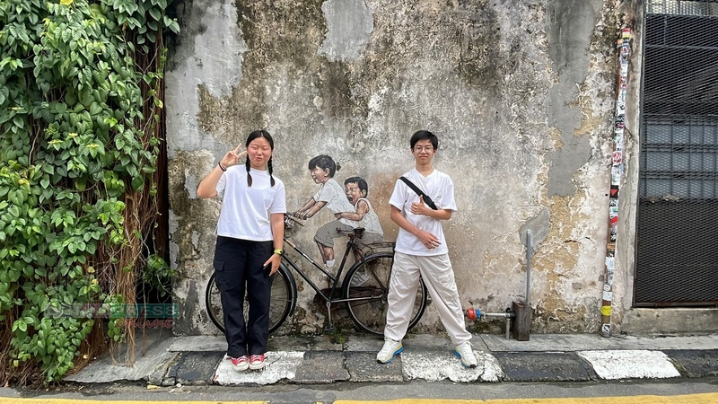 陈一（左起）与弟弟陈肯与12年前的“自己”合照，形成有趣画面。
