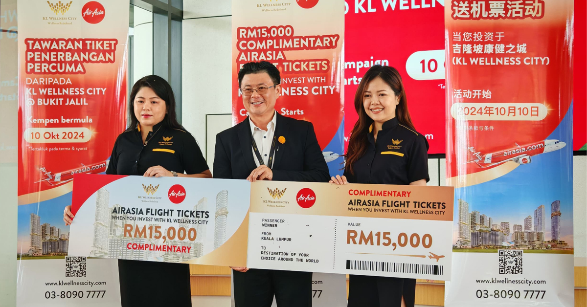 廖淑芬（左起）、张孙通及朱艾薇为KLWC亚航免费机票活动主持推介仪式。