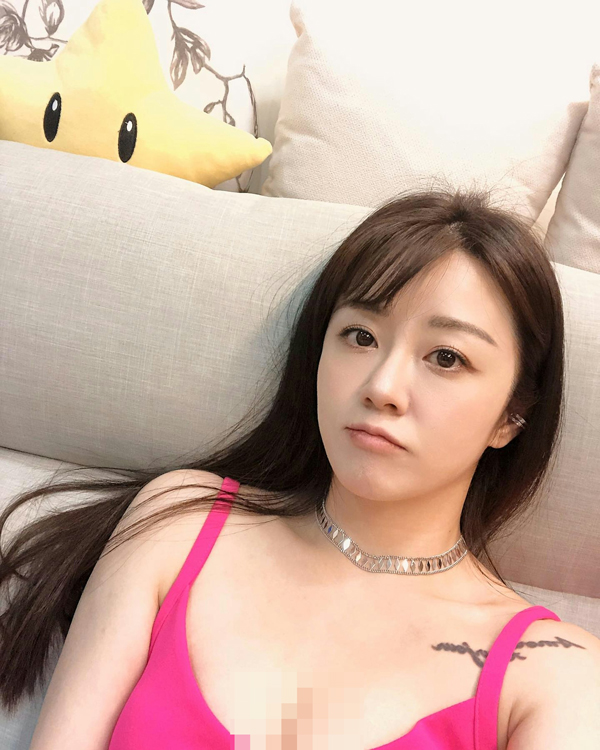 杨佩洁个性自由奔放。