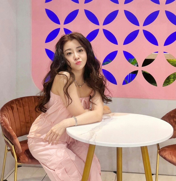 杨佩洁说前夫“像一位严师，加一个爸爸”。