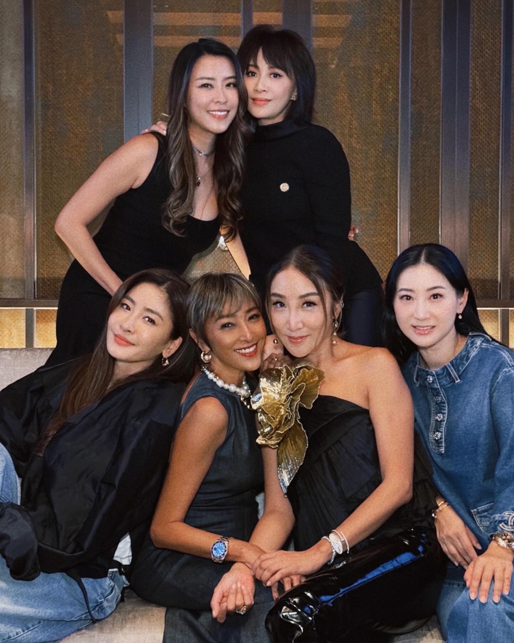 58岁刘嘉玲晒美背  胸前搞怪放1物