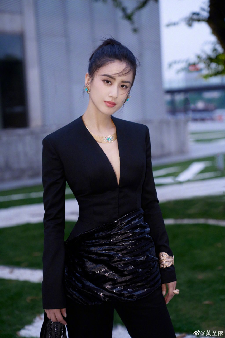 黄圣依2007年嫁给身家超过60亿人民币的传媒公司总裁杨子。