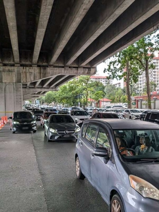 两大天王同天开唱，导致武吉加里尔的交通非常拥堵。
