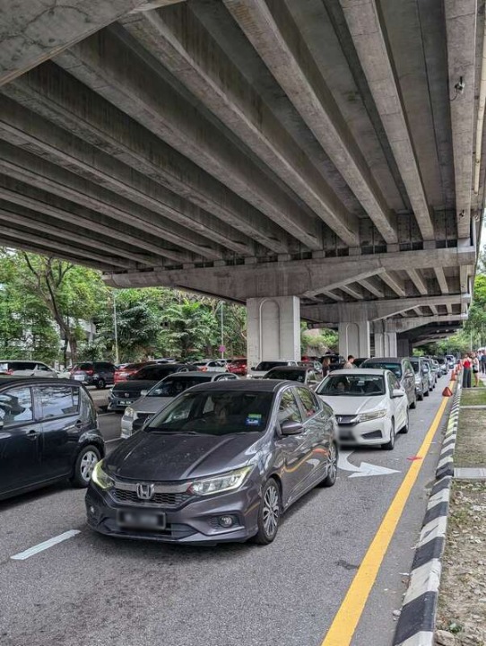 据悉武吉加里尔一带从中午开始就出现车龙。
