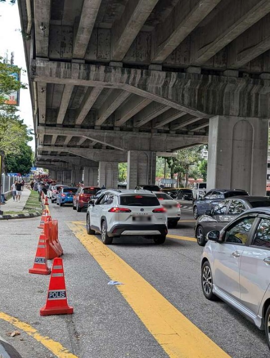 据悉武吉加里尔一带从中午开始就出现车龙。
