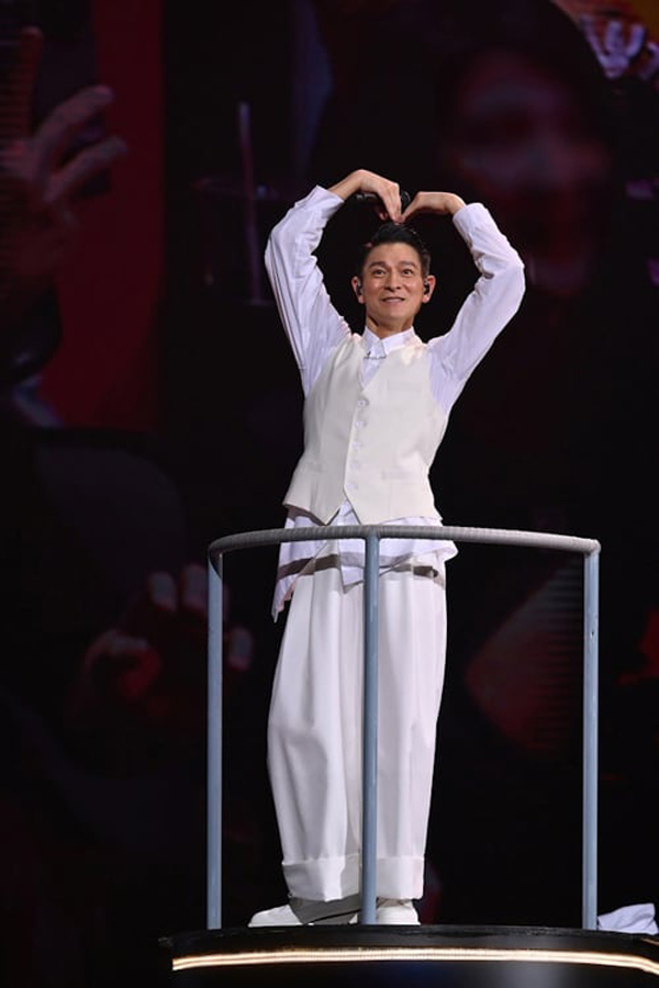 63岁刘德华为安抚粉丝拼了 宣布周六“一天唱2场”