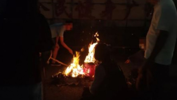 珠海车撞人凶案中的死者家人，周二晚在案发现场路祭。