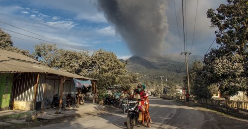 印尼东部火山再喷发 居民急撤离