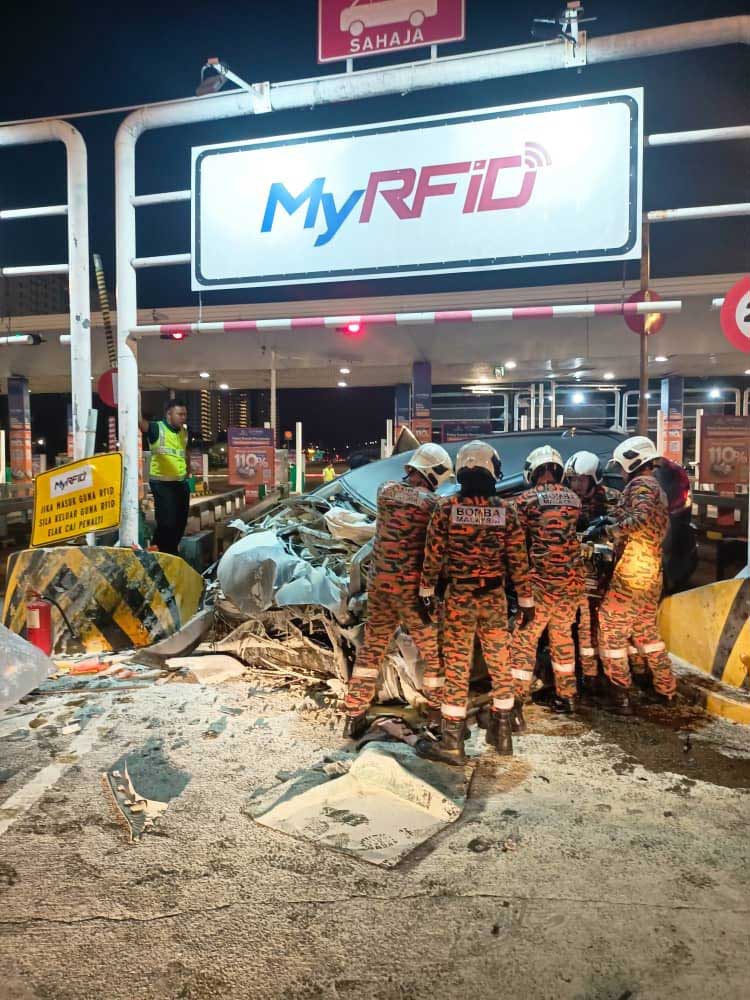 肇祸轿车被的车头被严重撞毁。
