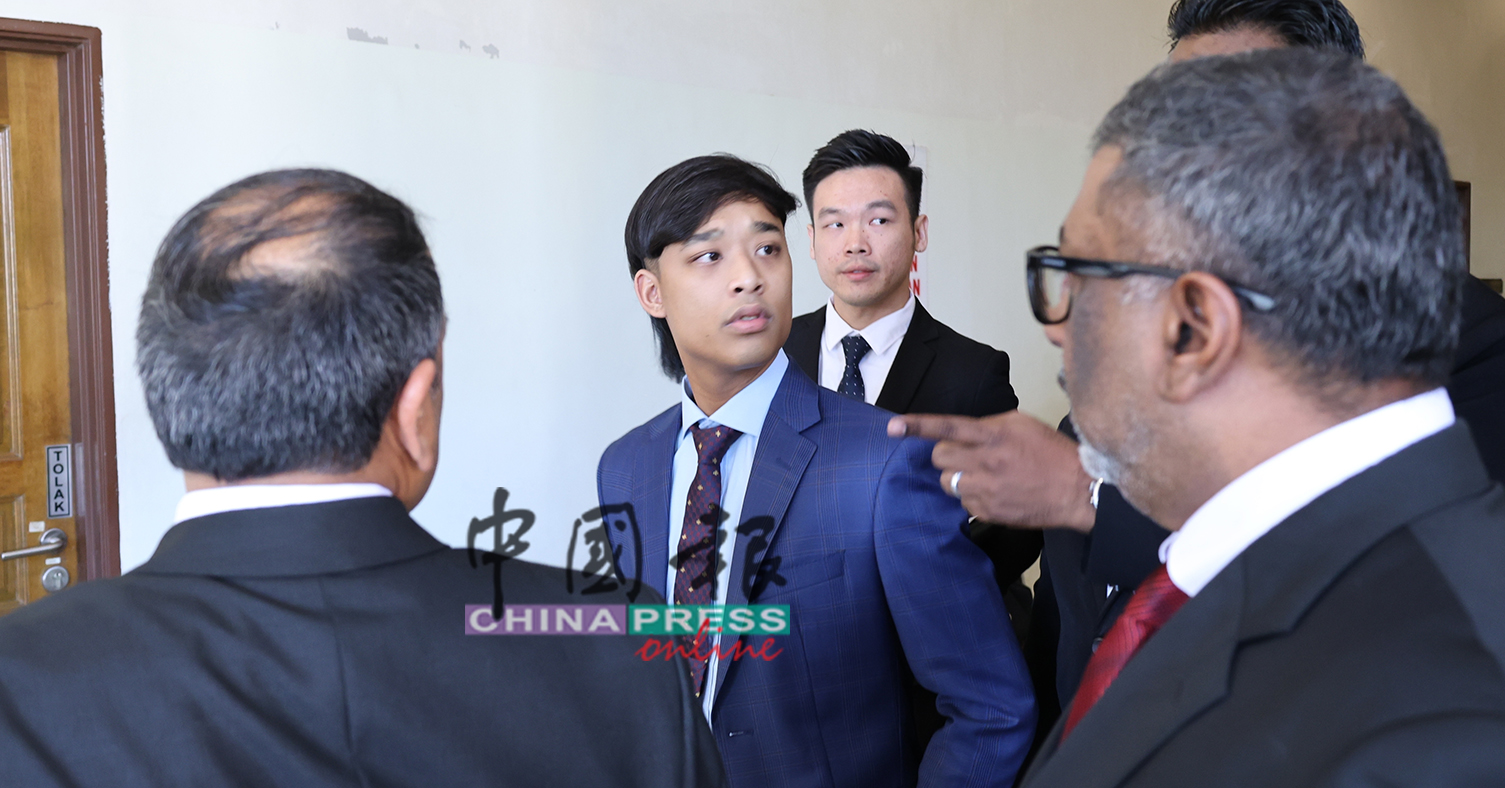 东姑埃迪（中 ）被控伤人罪。