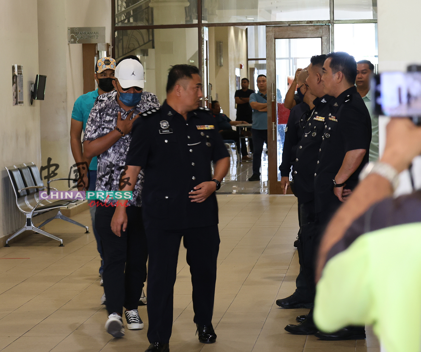 东姑埃迪（左2）在法庭外，听取律师团的建议。
　
