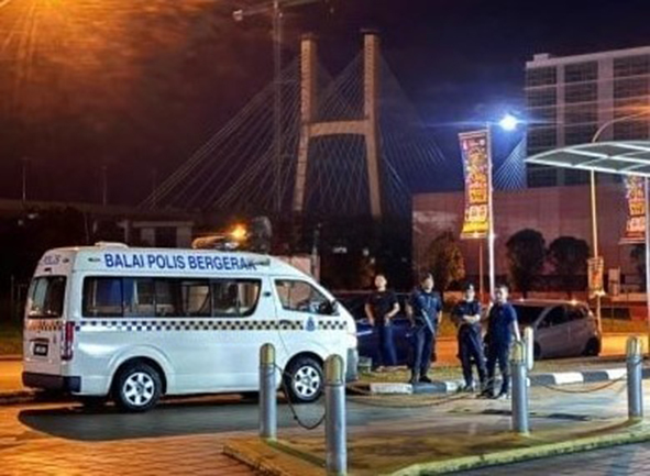 大批警员到现场取证。