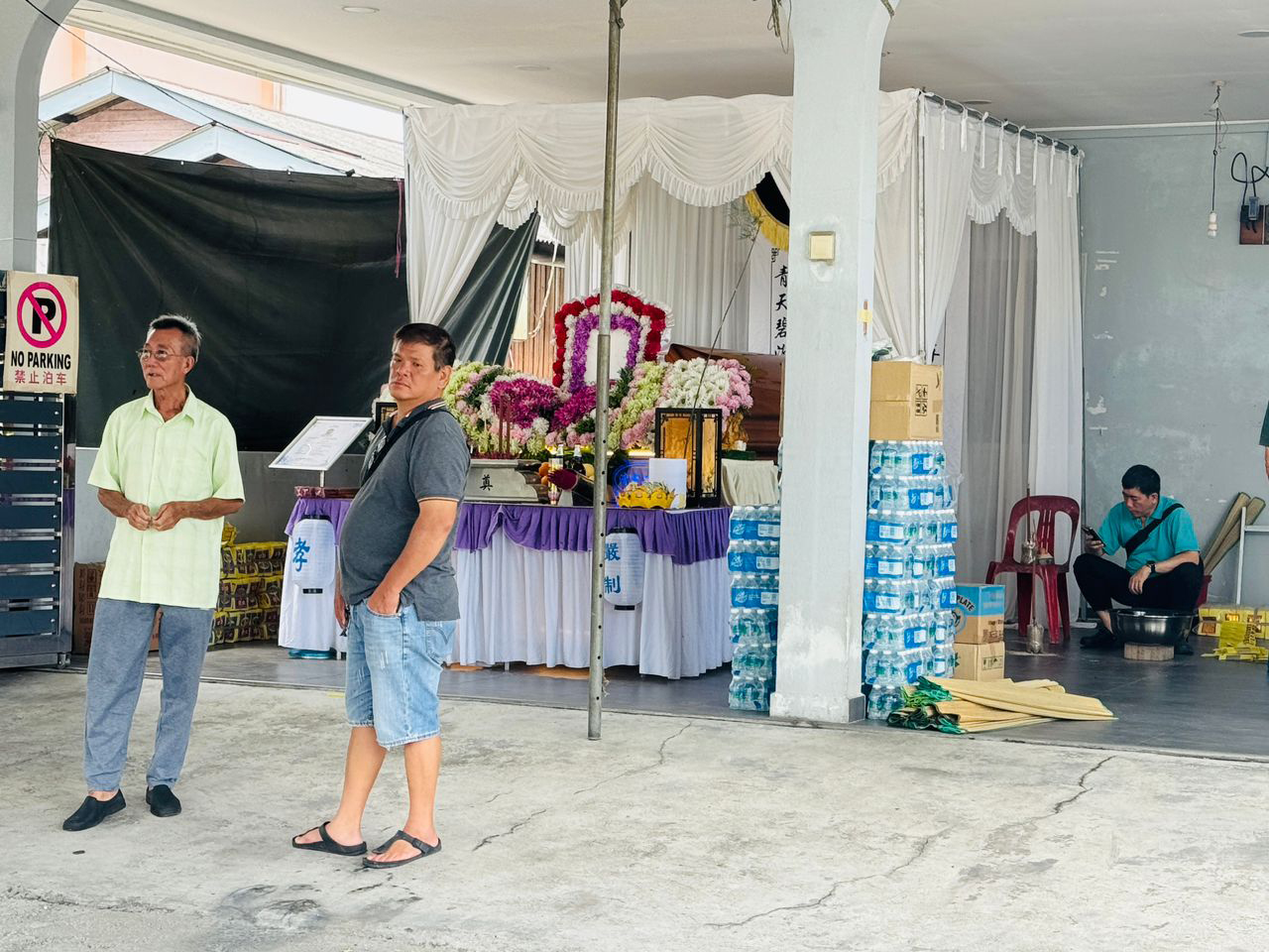 男死者家属拒绝媒体访问。右是死者堂弟，左是死者舅舅。