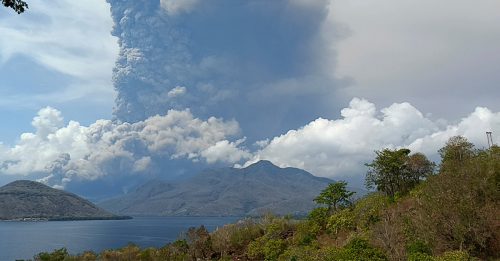 印尼勒沃托比火山再喷发 火山灰柱达9公里