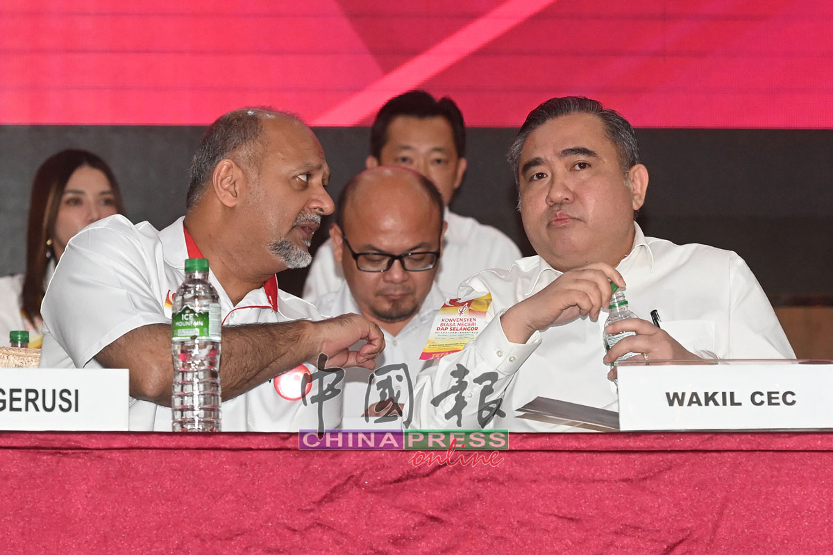 哥宾星（前排左）与陆兆福在台上交流。